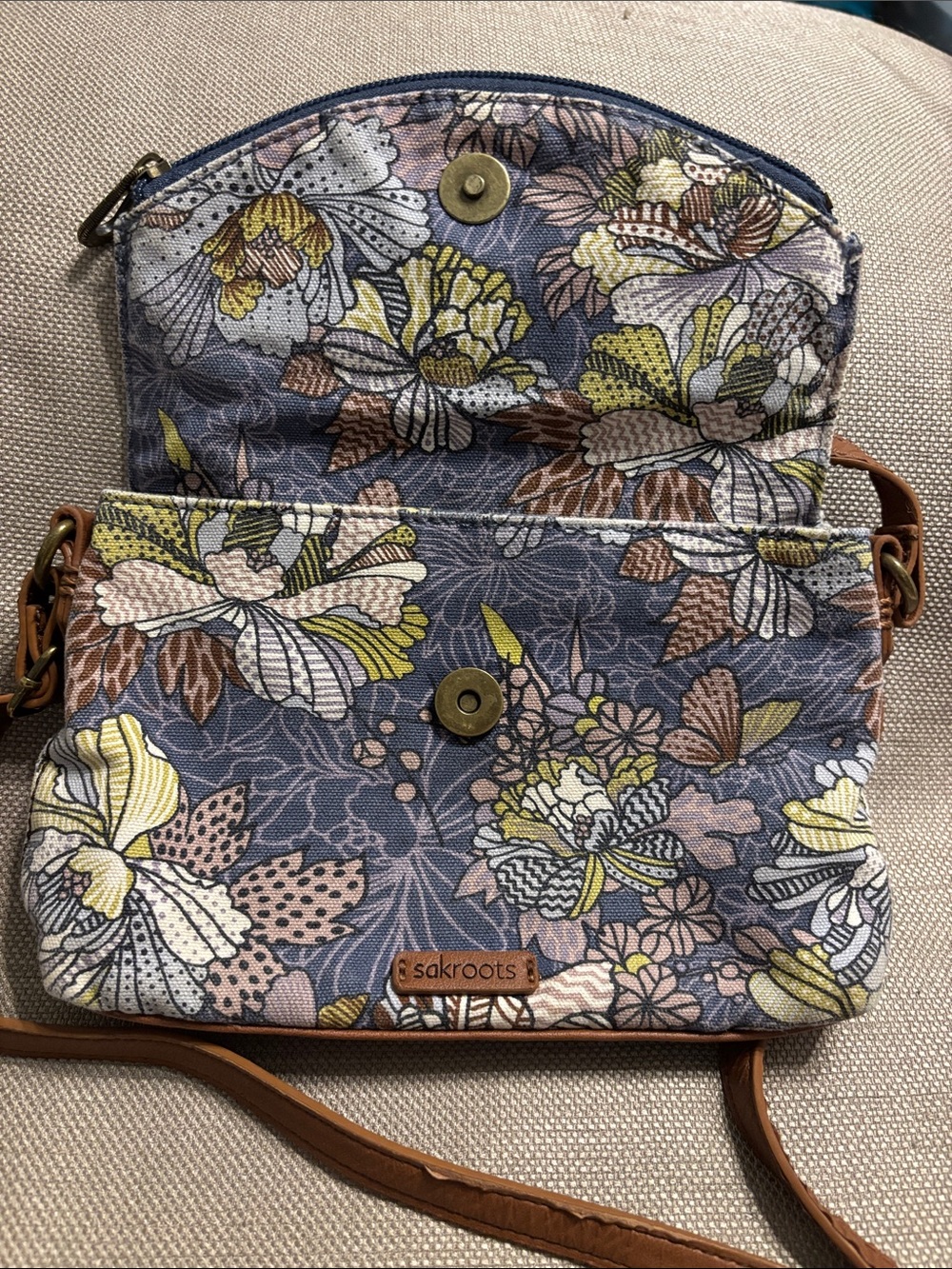 Sakroots Artist Circle Fold-Over Crossbody Bag - Picture 2 of 11